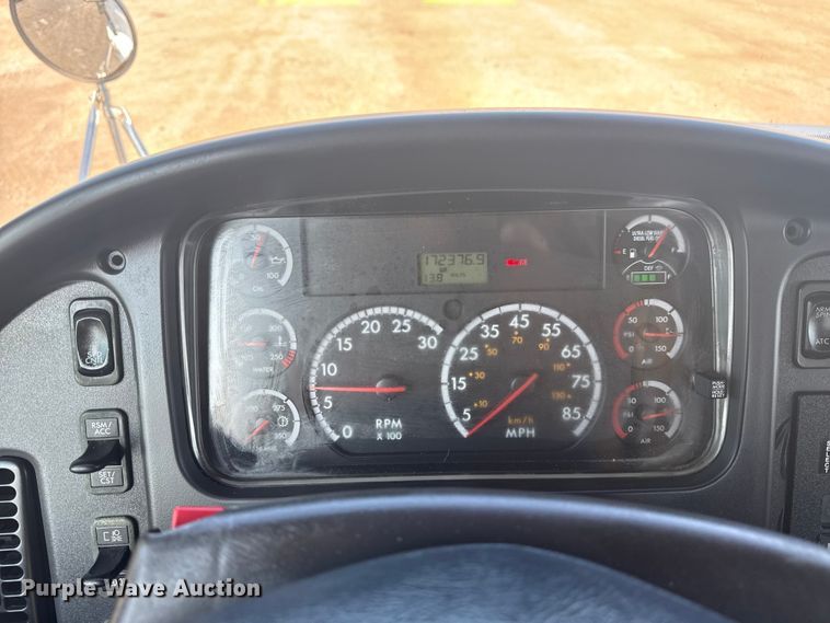 image for item NU9621 2011 Freightliner Business Class M2 flatbed truck