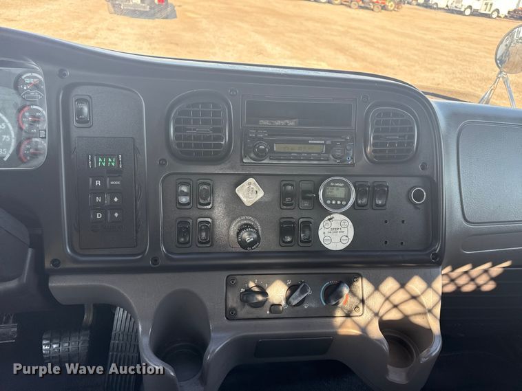 image for item NU9621 2011 Freightliner Business Class M2 flatbed truck