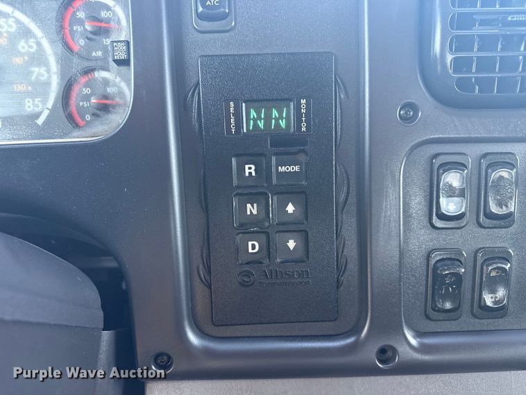 image for item NU9621 2011 Freightliner Business Class M2 flatbed truck