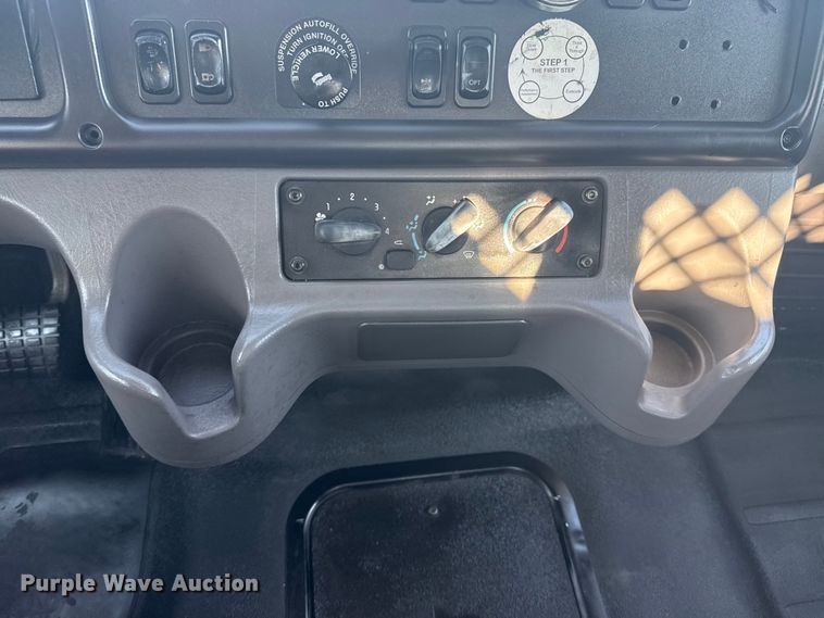 image for item NU9621 2011 Freightliner Business Class M2 flatbed truck