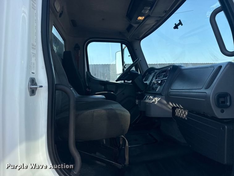 image for item NU9621 2011 Freightliner Business Class M2 flatbed truck