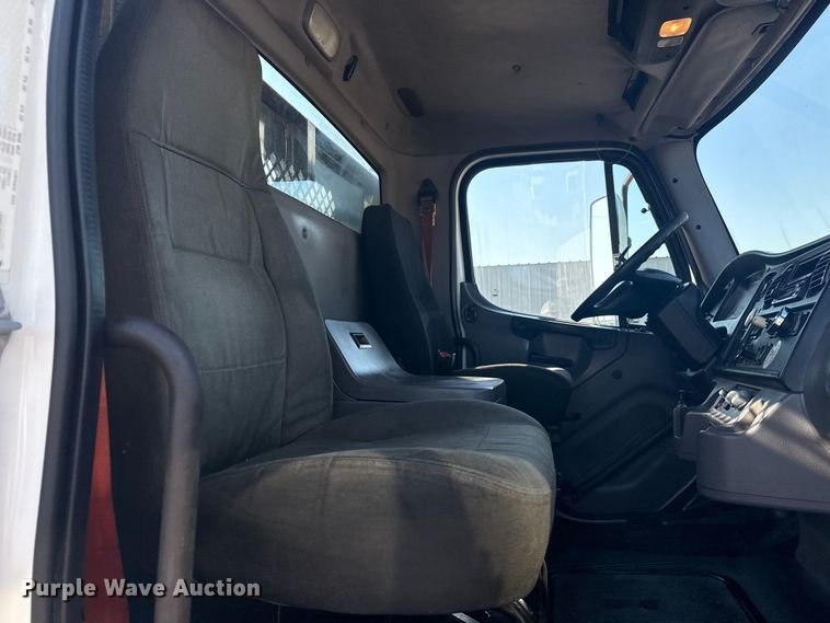 image for item NU9621 2011 Freightliner Business Class M2 flatbed truck