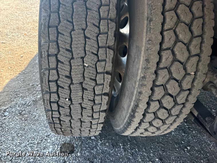 image for item NU9621 2011 Freightliner Business Class M2 flatbed truck