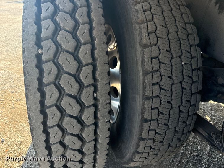 image for item NU9621 2011 Freightliner Business Class M2 flatbed truck