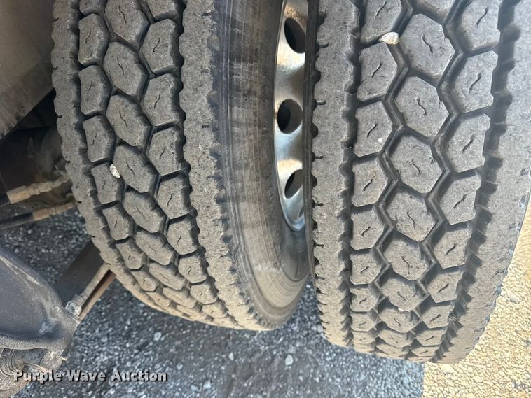 image for item NU9621 2011 Freightliner Business Class M2 flatbed truck