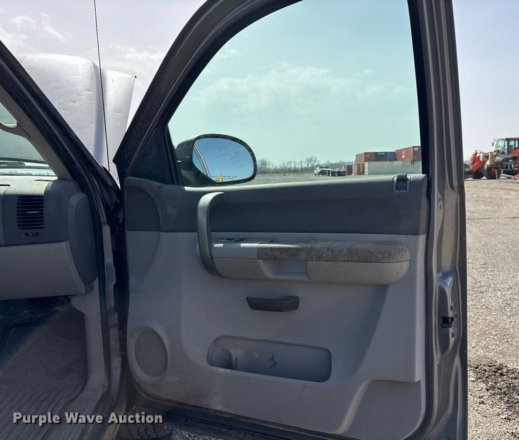 image for item OB9457 2007 GMC Sierra 1500 Crew Cab pickup truck