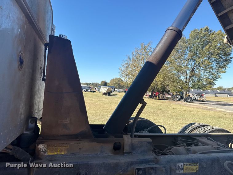 image for item DJ7937 2006 Peterbilt 378 dump truck