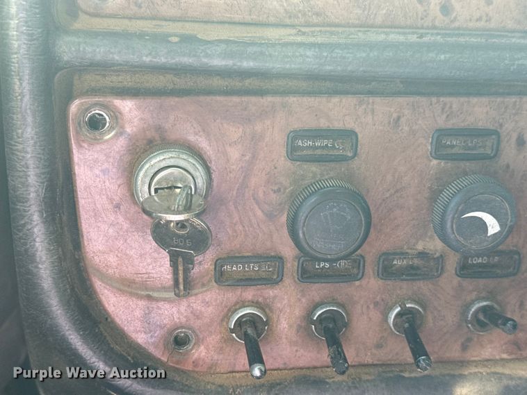 image for item DJ7937 2006 Peterbilt 378 dump truck