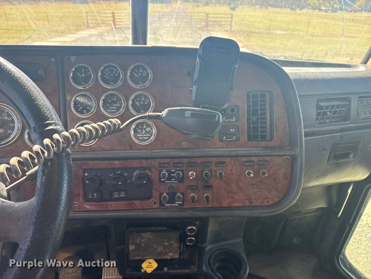 image for item DJ7937 2006 Peterbilt 378 dump truck