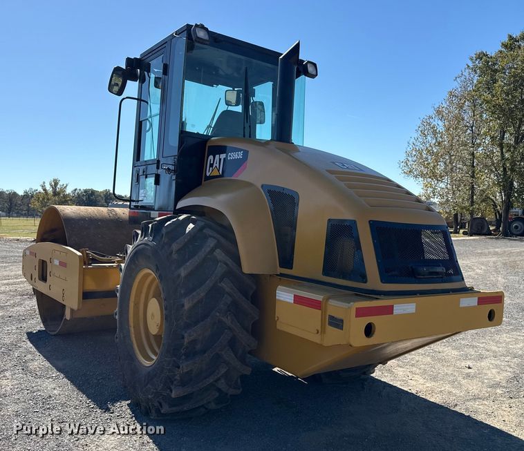 image for item DJ7938 2005 Caterpillar CS563E single drum roller