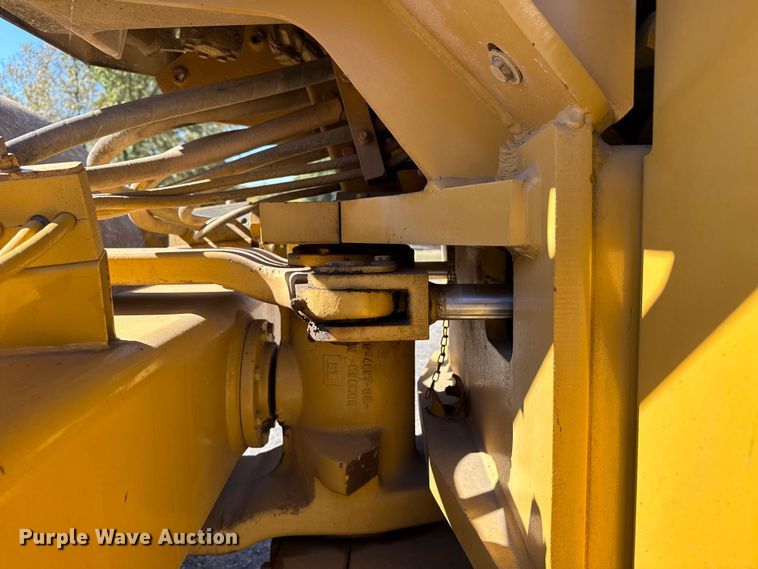 image for item DJ7938 2005 Caterpillar CS563E single drum roller