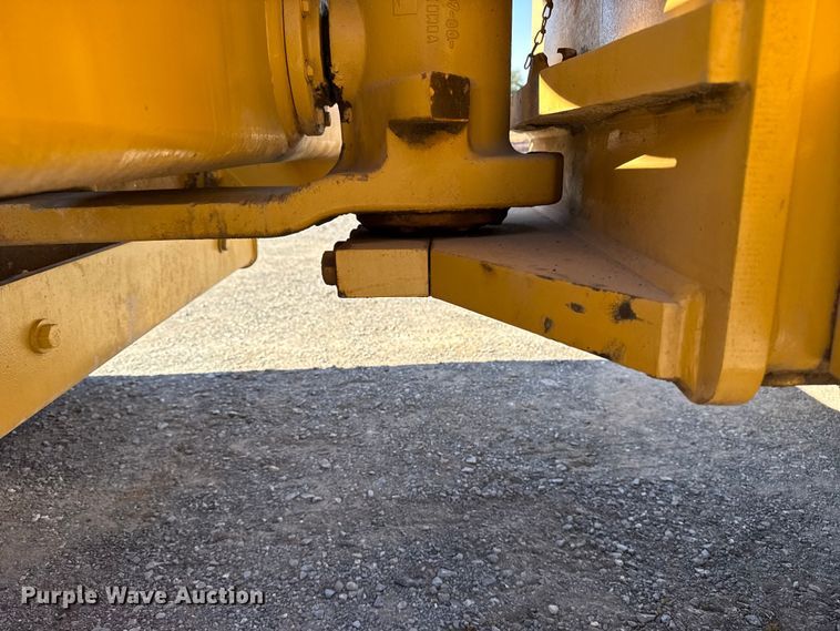 image for item DJ7938 2005 Caterpillar CS563E single drum roller