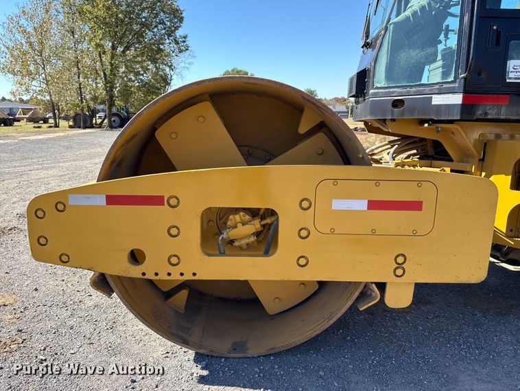 image for item DJ7938 2005 Caterpillar CS563E single drum roller