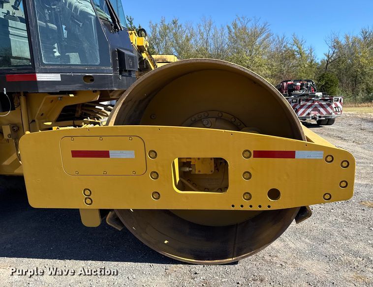 image for item DJ7938 2005 Caterpillar CS563E single drum roller