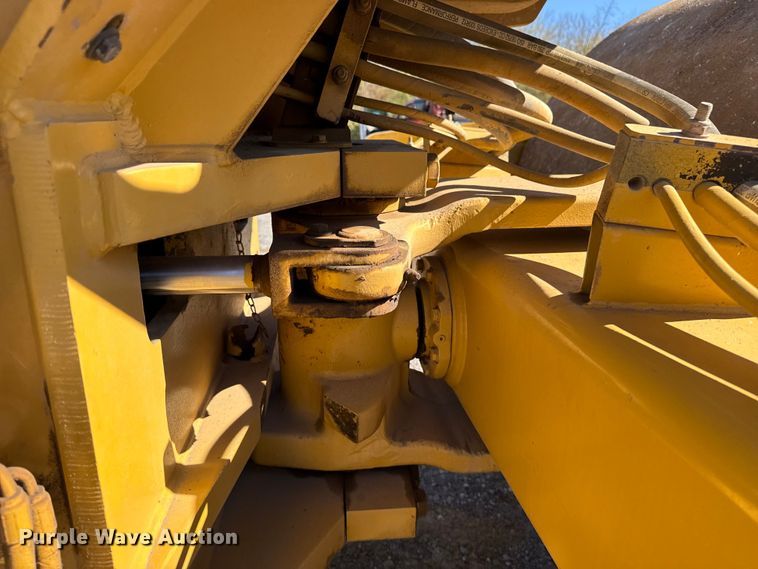 image for item DJ7938 2005 Caterpillar CS563E single drum roller