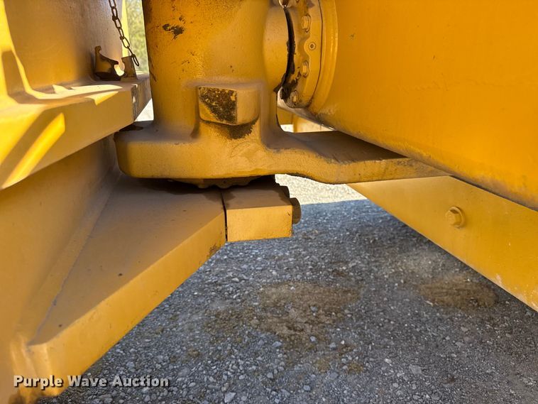 image for item DJ7938 2005 Caterpillar CS563E single drum roller