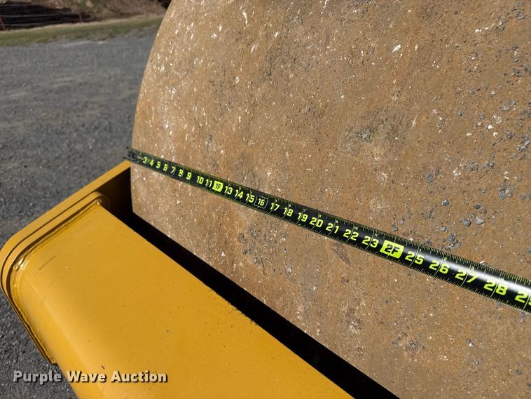 image for item DJ7938 2005 Caterpillar CS563E single drum roller