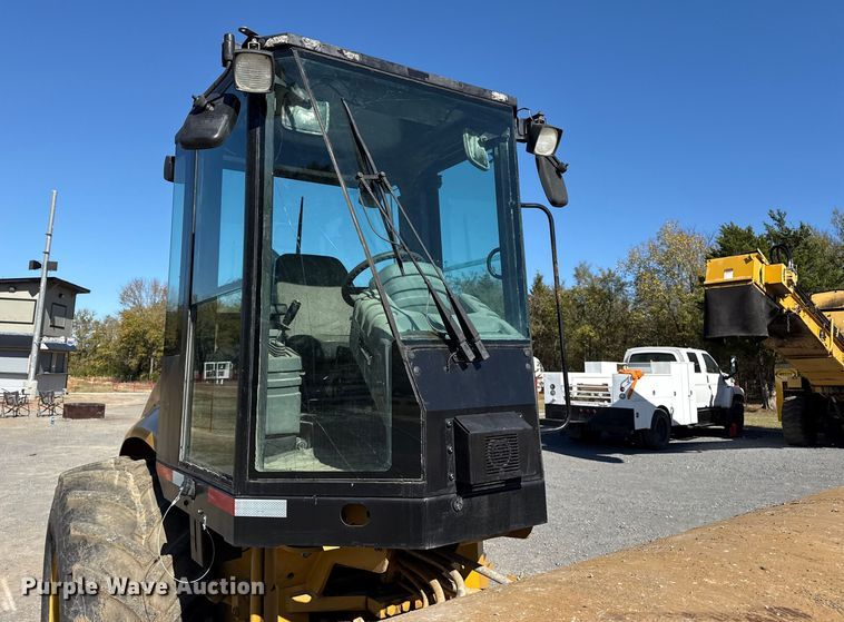 image for item DJ7938 2005 Caterpillar CS563E single drum roller