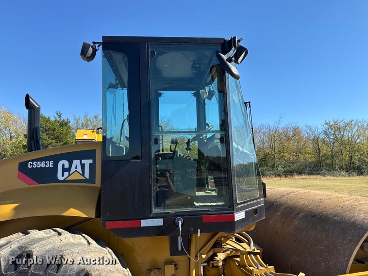 image for item DJ7938 2005 Caterpillar CS563E single drum roller
