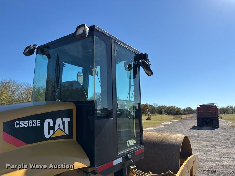 image for item DJ7938 2005 Caterpillar CS563E single drum roller