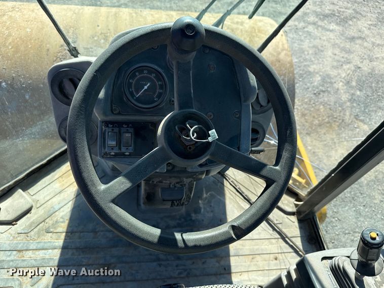 image for item DJ7938 2005 Caterpillar CS563E single drum roller