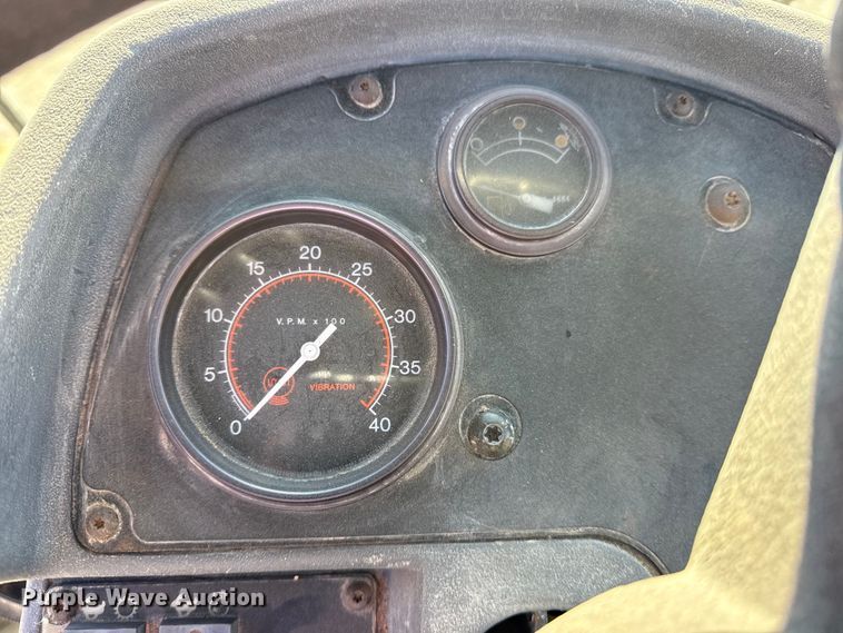 image for item DJ7938 2005 Caterpillar CS563E single drum roller