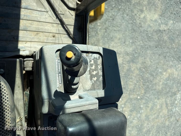 image for item DJ7938 2005 Caterpillar CS563E single drum roller