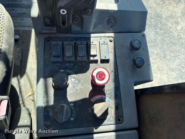 image for item DJ7938 2005 Caterpillar CS563E single drum roller