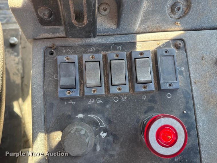 image for item DJ7938 2005 Caterpillar CS563E single drum roller