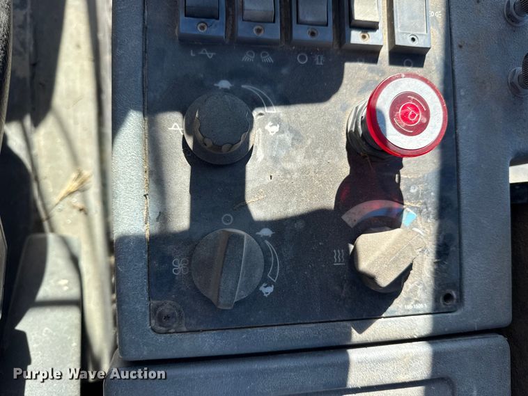 image for item DJ7938 2005 Caterpillar CS563E single drum roller