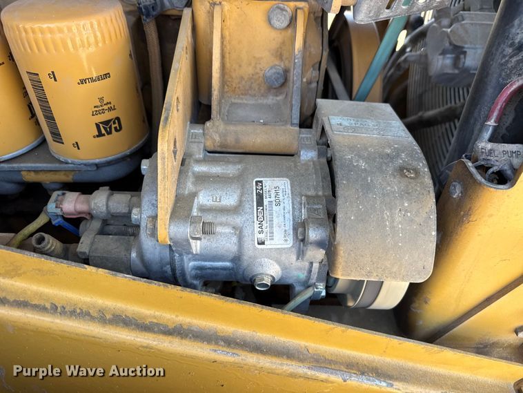 image for item DJ7938 2005 Caterpillar CS563E single drum roller