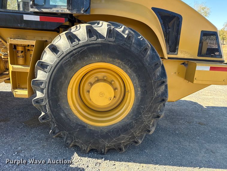 image for item DJ7938 2005 Caterpillar CS563E single drum roller