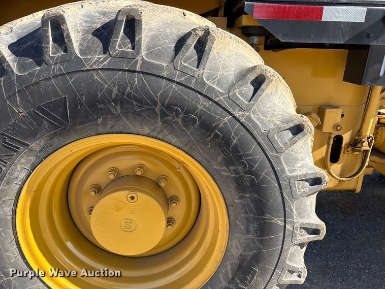 image for item DJ7938 2005 Caterpillar CS563E single drum roller