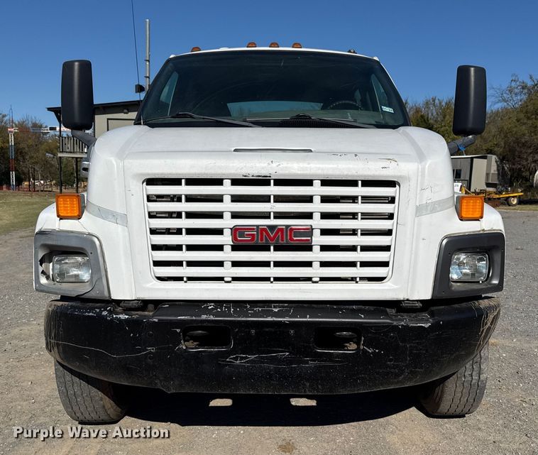 image for item DJ7942 2005 GMC C6500 utility / service truck
