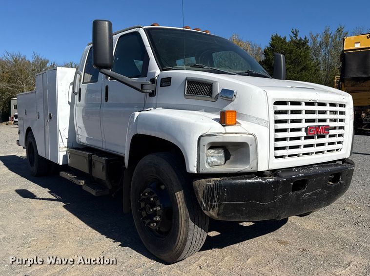image for item DJ7942 2005 GMC C6500 utility / service truck