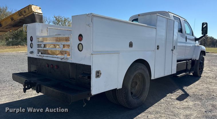 image for item DJ7942 2005 GMC C6500 utility / service truck