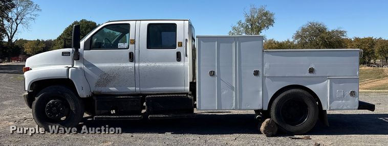 image for item DJ7942 2005 GMC C6500 utility / service truck