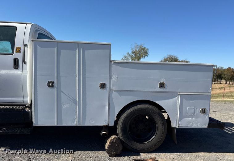 image for item DJ7942 2005 GMC C6500 utility / service truck