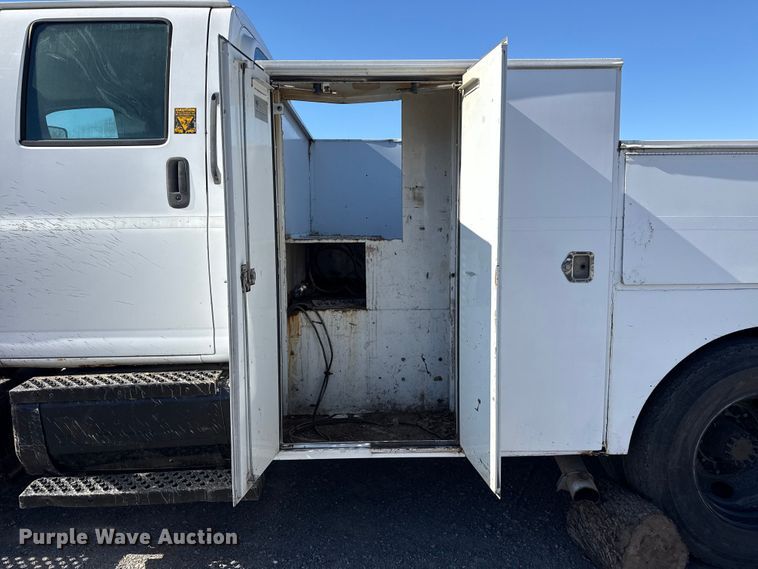 image for item DJ7942 2005 GMC C6500 utility / service truck