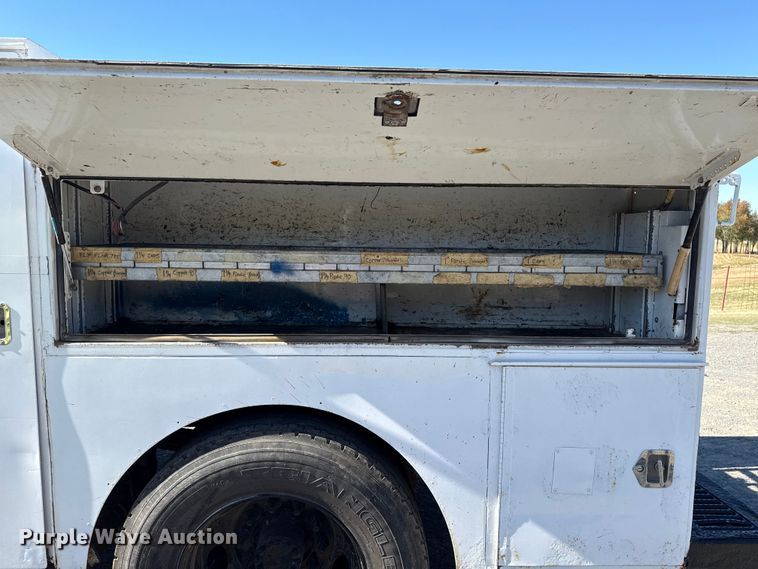 image for item DJ7942 2005 GMC C6500 utility / service truck