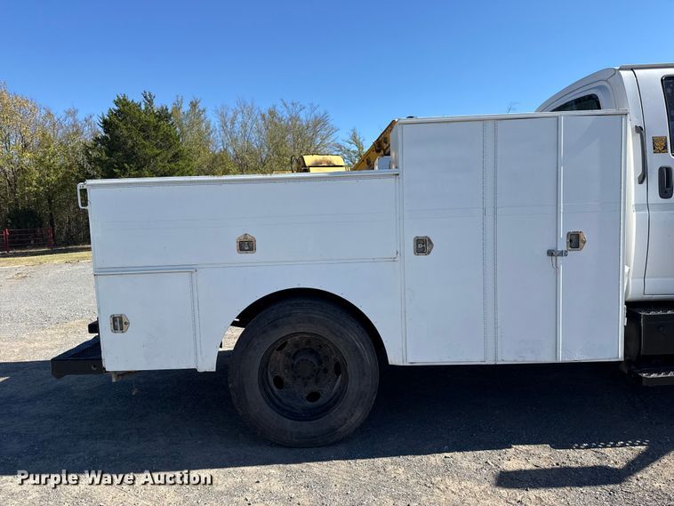 image for item DJ7942 2005 GMC C6500 utility / service truck