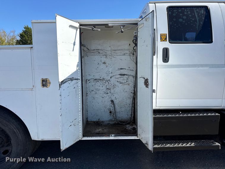 image for item DJ7942 2005 GMC C6500 utility / service truck