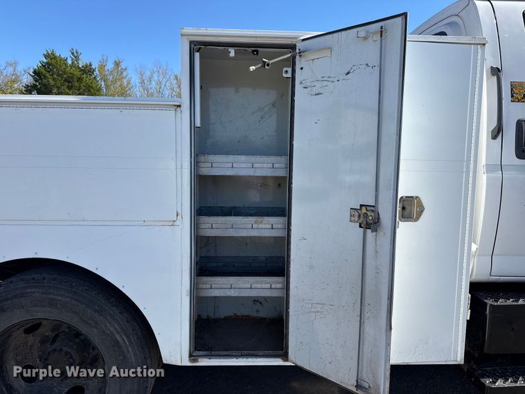 image for item DJ7942 2005 GMC C6500 utility / service truck