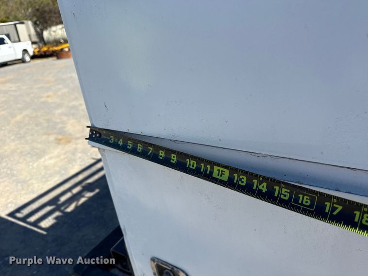 image for item DJ7942 2005 GMC C6500 utility / service truck