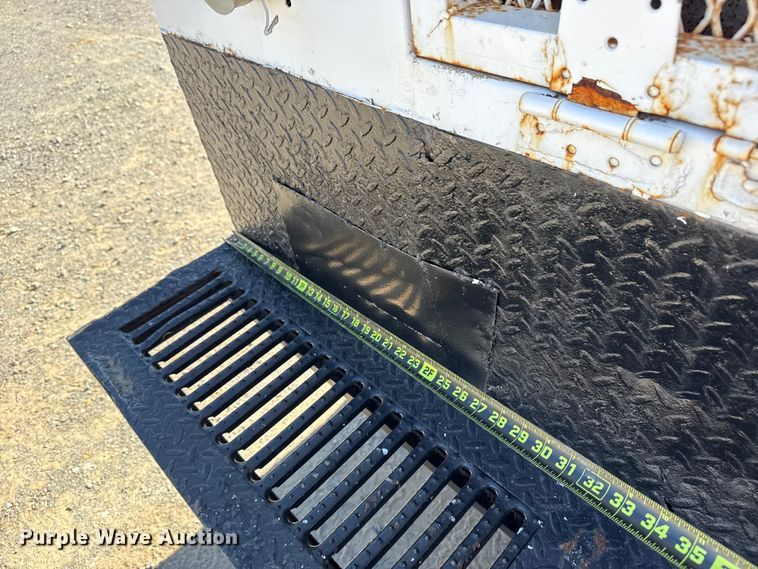 image for item DJ7942 2005 GMC C6500 utility / service truck