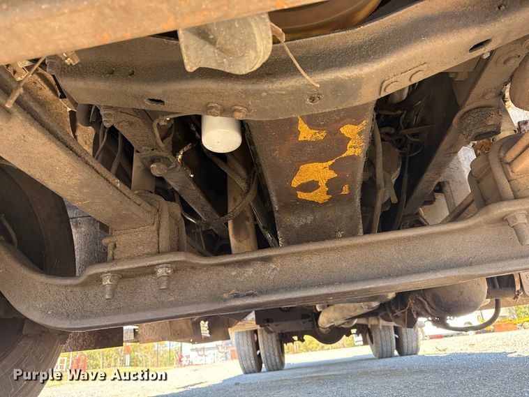 image for item DJ7942 2005 GMC C6500 utility / service truck