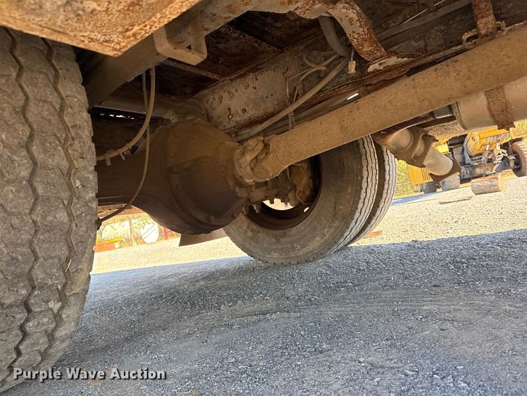 image for item DJ7942 2005 GMC C6500 utility / service truck