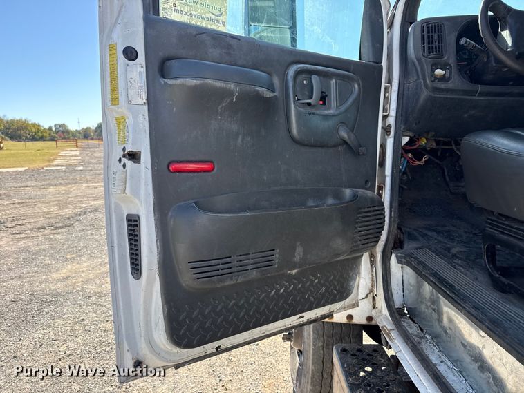 image for item DJ7942 2005 GMC C6500 utility / service truck