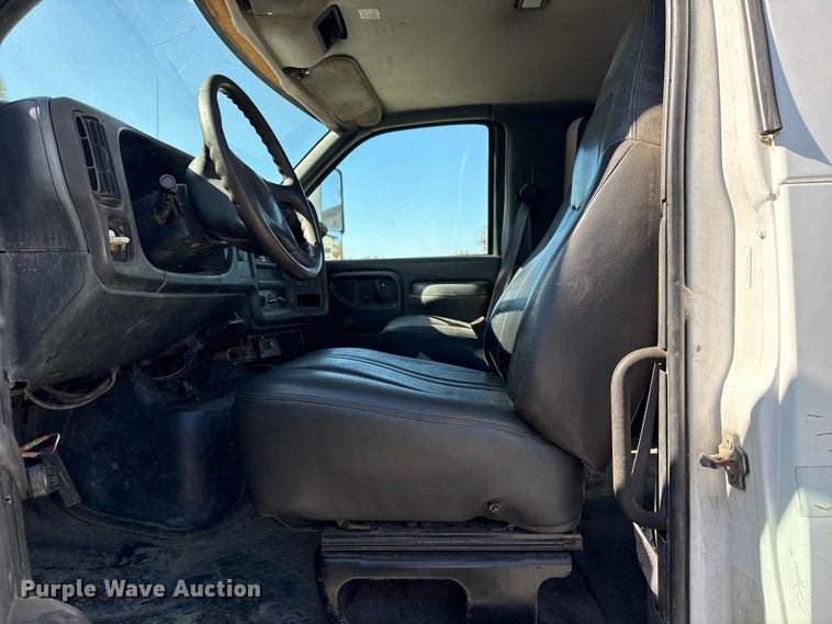 image for item DJ7942 2005 GMC C6500 utility / service truck