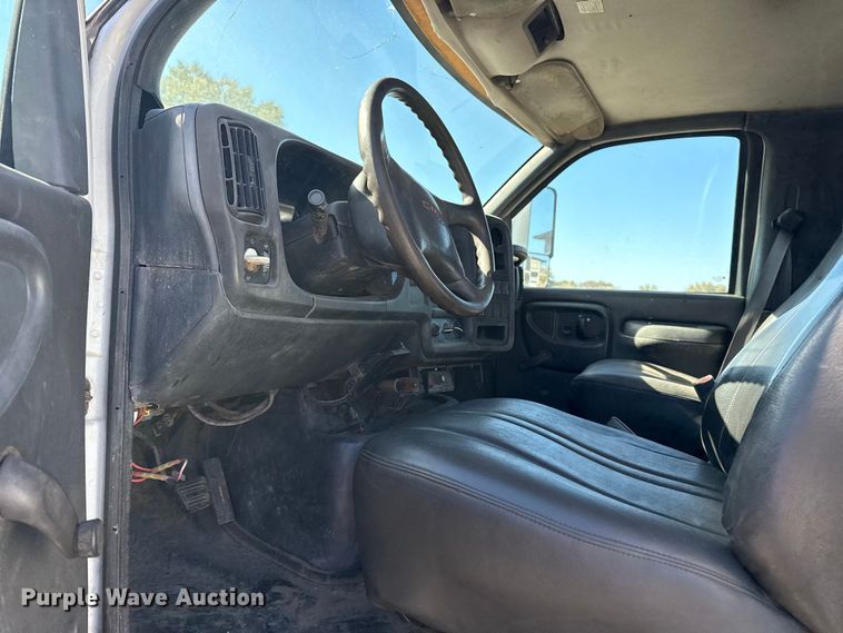 image for item DJ7942 2005 GMC C6500 utility / service truck